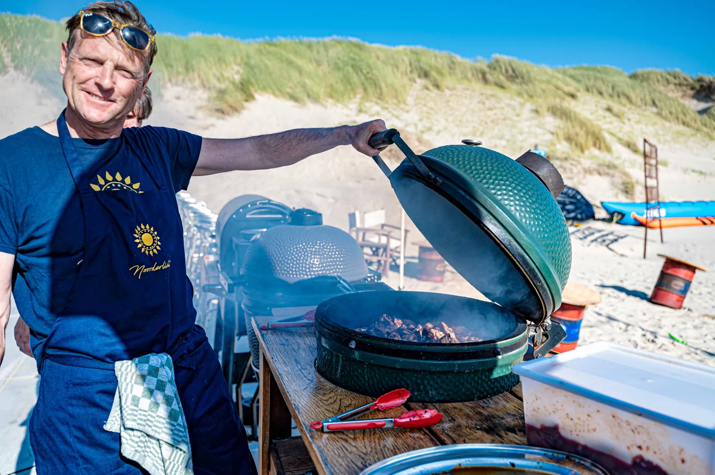 Braadmeester bij de BBQ op het strand