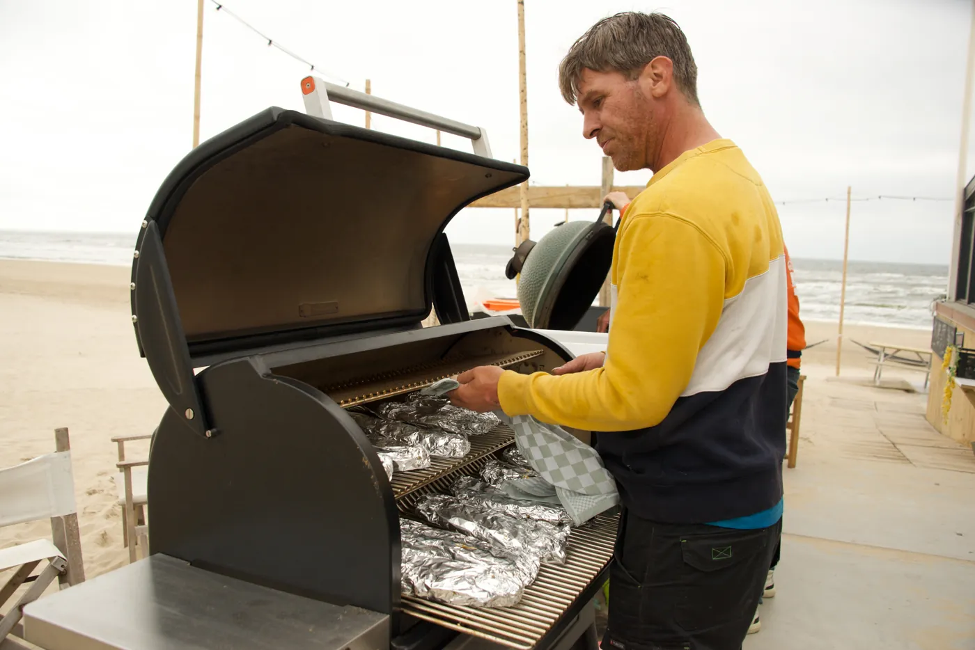 BBQ wordt klaargemaakt op het strand
