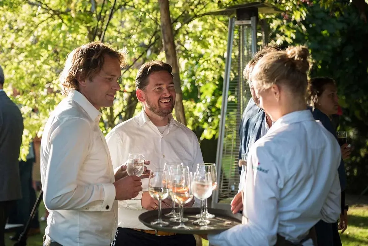 Bediening met hapjes en drankjes tijdens een borrel