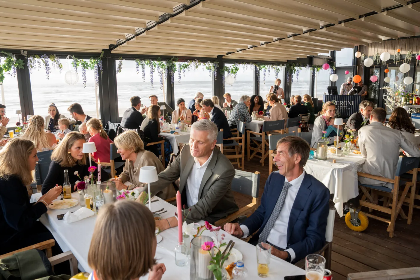 Diner voor een grote groep in een eventzaal