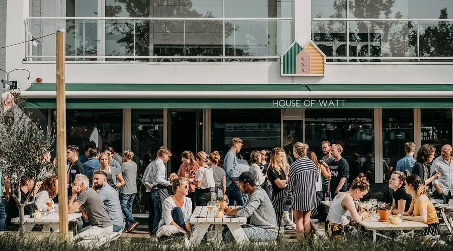Drankjes op het terras aan zee