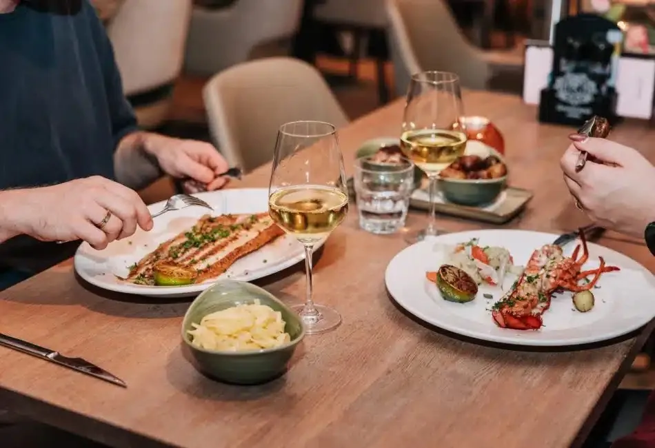 Gedeelde lunch aan tafel bij een strandlocatie
