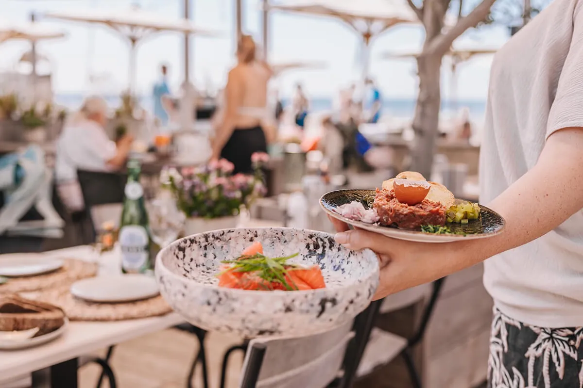 Gerechten worden geserveerd aan tafel